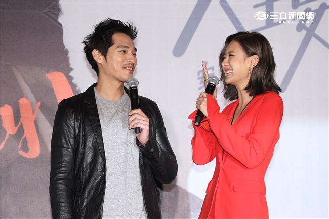 安心亞2016全新專輯「人生要漂亮」發片，哥哥藍正龍特別來站台，還送上紅盤，祝福心亞發片大賣。（記者邱榮吉/攝影）