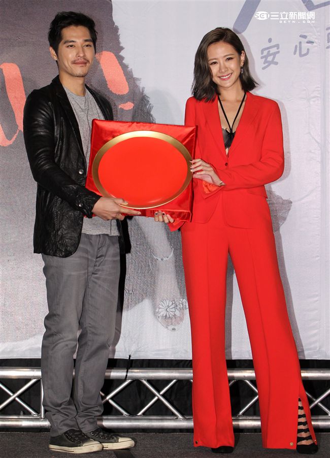 安心亞2016全新專輯「人生要漂亮」發片，哥哥藍正龍特別來站台，還送上紅盤，祝福心亞發片大賣。（記者邱榮吉/攝影）