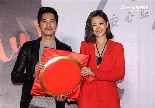 安心亞2016全新專輯「人生要漂亮」發片，哥哥藍正龍特別來站台，還送上紅盤，祝福心亞發片大賣。（記者邱榮吉/攝影）