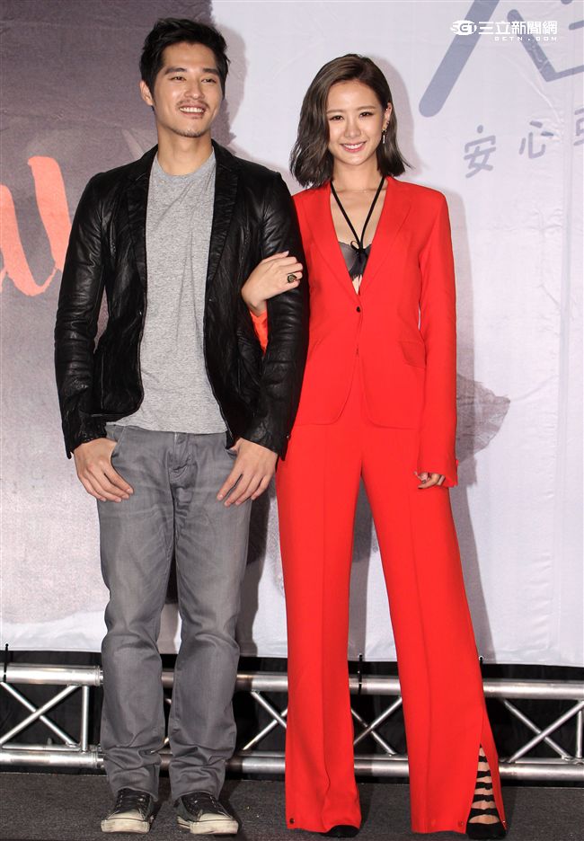 安心亞2016全新專輯「人生要漂亮」發片，哥哥藍正龍特別來站台，還送上紅盤，祝福心亞發片大賣。（記者邱榮吉/攝影）