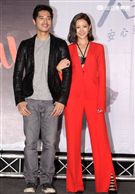 安心亞2016全新專輯「人生要漂亮」發片，哥哥藍正龍特別來站台，還送上紅盤，祝福心亞發片大賣。（記者邱榮吉/攝影）