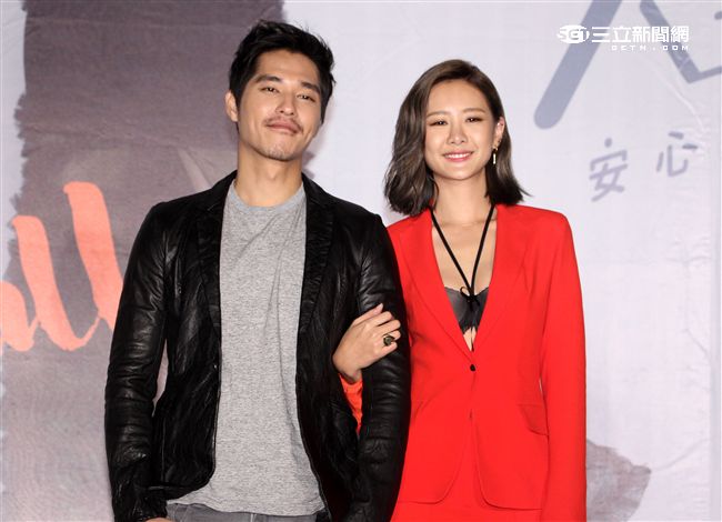 安心亞2016全新專輯「人生要漂亮」發片，哥哥藍正龍特別來站台，還送上紅盤，祝福心亞發片大賣。（記者邱榮吉/攝影）