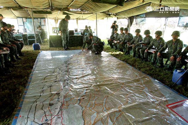 參演「長青15號操演｣的官、士、兵個人新戰鬥裝具，清一色都是國造裝備。（記者邱榮吉/攝影）