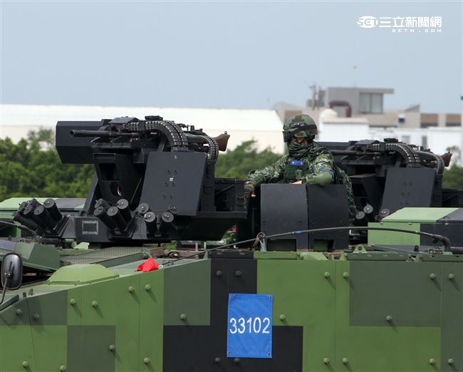 陸軍「長青15號操演｣自10月29日起至11月4日止，實兵對抗演練，由駐防新竹湖口的542裝甲旅，對抗駐守屏東萬金的234機步旅，以雲豹甲車取代履帶戰車參演。（記者邱榮吉/攝影）
