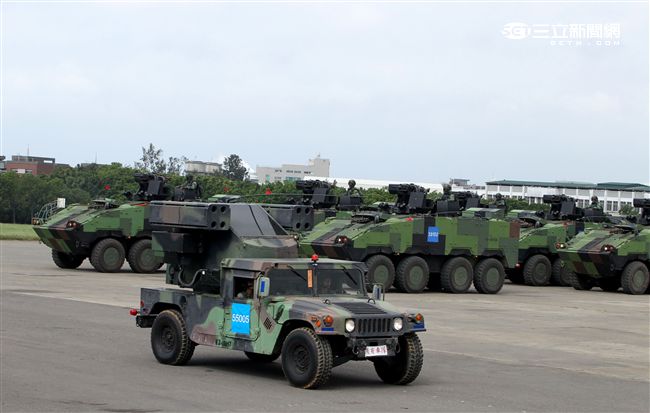 陸軍「長青15號操演｣自10月29日起至11月4日止，實兵對抗演練，由駐防新竹湖口的542裝甲旅，對抗駐守屏東萬金的234機步旅，以雲豹甲車取代履帶戰車參演。（記者邱榮吉/攝影）