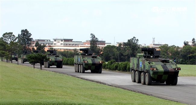 陸軍「長青15號操演｣自10月29日起至11月4日止，實兵對抗演練，由駐防新竹湖口的542裝甲旅，對抗駐守屏東萬金的234機步旅，以雲豹甲車取代履帶戰車參演。（記者邱榮吉/攝影）