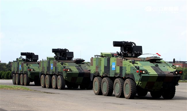 陸軍「長青15號操演｣自10月29日起至11月4日止，實兵對抗演練，由駐防新竹湖口的542裝甲旅，對抗駐守屏東萬金的234機步旅，以雲豹甲車取代履帶戰車參演。（記者邱榮吉/攝影）