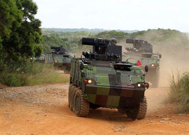 陸軍「長青15號操演｣自10月29日起至11月4日止，實兵對抗演練，由駐防新竹湖口的542裝甲旅，對抗駐守屏東萬金的234機步旅，以雲豹甲車取代履帶戰車參演。（記者邱榮吉/攝影）