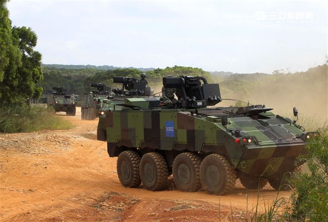 陸軍「長青15號操演｣自10月29日起至11月4日止，實兵對抗演練，由駐防新竹湖口的542裝甲旅，對抗駐守屏東萬金的234機步旅，以雲豹甲車取代履帶戰車參演。（記者邱榮吉/攝影）