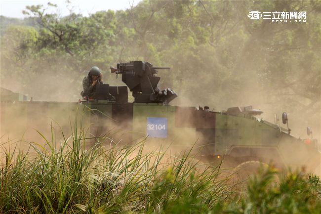 陸軍「長青15號操演｣自10月29日起至11月4日止，實兵對抗演練，由駐防新竹湖口的542裝甲旅，對抗駐守屏東萬金的234機步旅，以雲豹甲車取代履帶戰車參演。（記者邱榮吉/攝影）