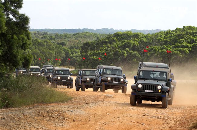 陸軍「長青15號操演｣自10月29日起至11月4日止，實兵對抗演練，由駐防新竹湖口的542裝甲旅，對抗駐守屏東萬金的234機步旅，以雲豹甲車取代履帶戰車參演。（記者邱榮吉/攝影）