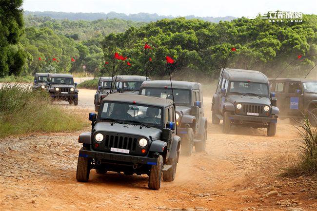 陸軍「長青15號操演｣自10月29日起至11月4日止，實兵對抗演練，由駐防新竹湖口的542裝甲旅，對抗駐守屏東萬金的234機步旅，以雲豹甲車取代履帶戰車參演。（記者邱榮吉/攝影）