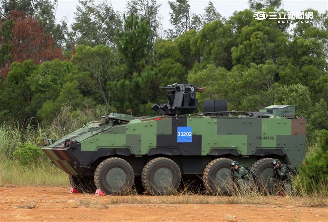 陸軍「長青15號操演｣自10月29日起至11月4日止，實兵對抗演練，由駐防新竹湖口的542裝甲旅，對抗駐守屏東萬金的234機步旅，以雲豹甲車取代履帶戰車參演。（記者邱榮吉/攝影）