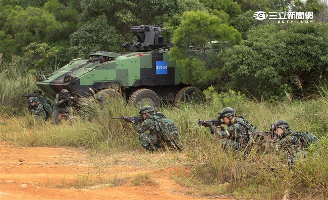 陸軍「長青15號操演｣自10月29日起至11月4日止，實兵對抗演練，由駐防新竹湖口的542裝甲旅，對抗駐守屏東萬金的234機步旅，以雲豹甲車取代履帶戰車參演。（記者邱榮吉/攝影）