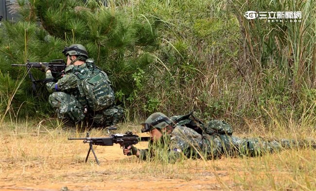 陸軍「長青15號操演｣自10月29日起至11月4日止，實兵對抗演練，由駐防新竹湖口的542裝甲旅，對抗駐守屏東萬金的234機步旅，以雲豹甲車取代履帶戰車參演。（記者邱榮吉/攝影）