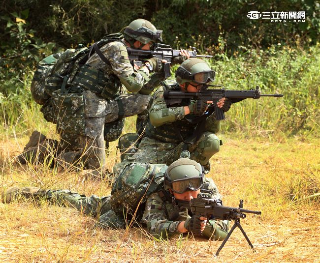 參演「長青15號操演｣的官、士、兵個人新戰鬥裝具，清一色都是國造裝備。（記者邱榮吉/攝影）