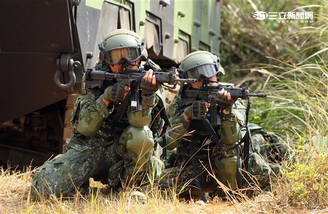 參演「長青15號操演｣的官、士、兵個人新戰鬥裝具，清一色都是國造裝備。（記者邱榮吉/攝影）