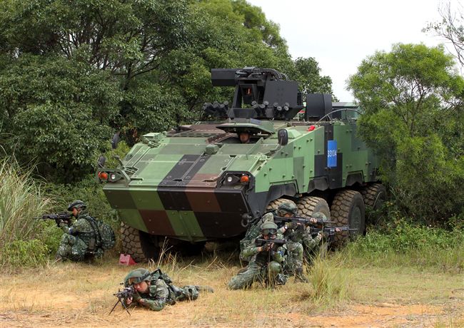 陸軍「長青15號操演｣自10月29日起至11月4日止，實兵對抗演練，由駐防新竹湖口的542裝甲旅，對抗駐守屏東萬金的234機步旅，以雲豹甲車取代履帶戰車參演。（記者邱榮吉/攝影）