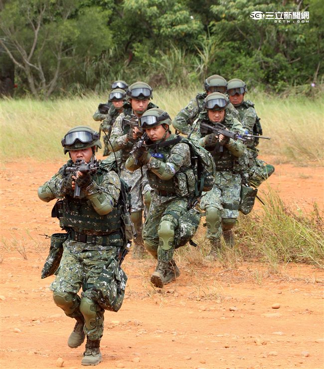 參演「長青15號操演｣的官、士、兵個人新戰鬥裝具，清一色都是國造裝備。（記者邱榮吉/攝影）