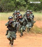 參演「長青15號操演｣的官、士、兵個人新戰鬥裝具，清一色都是國造裝備。（記者邱榮吉/攝影）