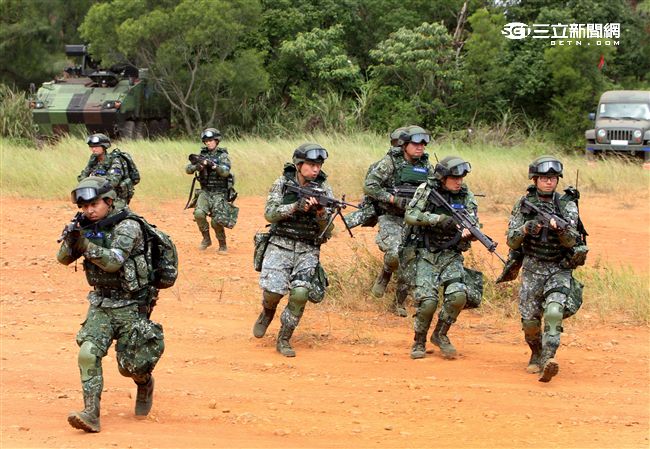 參演「長青15號操演｣的官、士、兵個人新戰鬥裝具，清一色都是國造裝備。（記者邱榮吉/攝影）