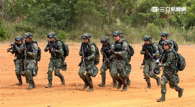 參演「長青15號操演｣的官、士、兵個人新戰鬥裝具，清一色都是國造裝備。（記者邱榮吉/攝影）