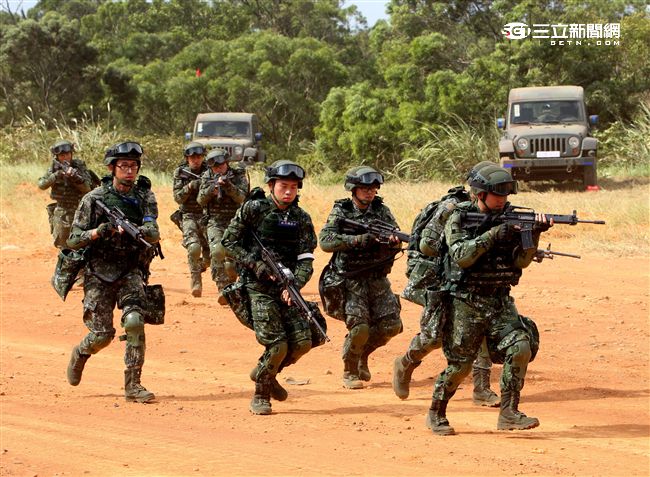 參演「長青15號操演｣的官、士、兵個人新戰鬥裝具，清一色都是國造裝備。（記者邱榮吉/攝影）