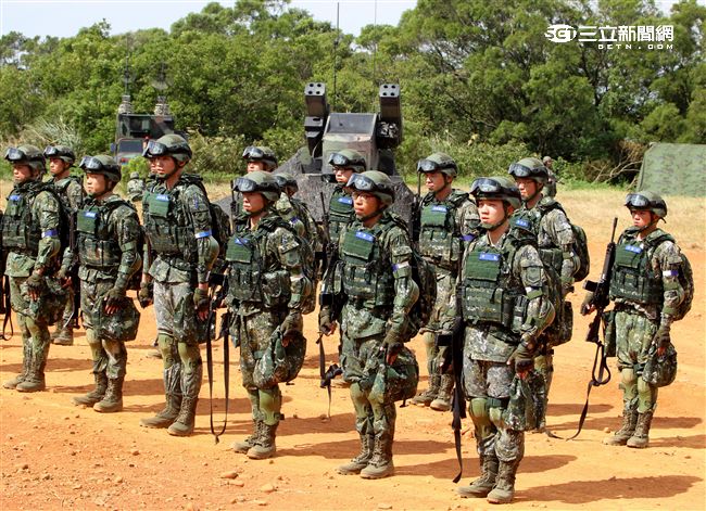 參演「長青15號操演｣的官、士、兵個人新戰鬥裝具，清一色都是國造裝備。（記者邱榮吉/攝影）