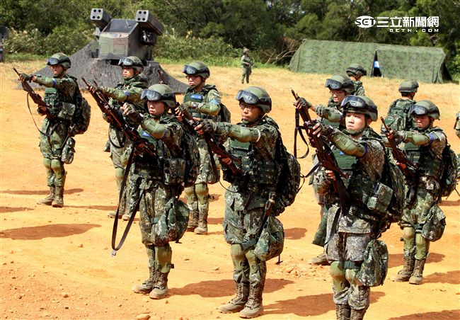 參演「長青15號操演｣的官、士、兵個人新戰鬥裝具，清一色都是國造裝備。（記者邱榮吉/攝影）