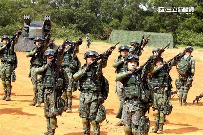 參演「長青15號操演｣的官、士、兵個人新戰鬥裝具，清一色都是國造裝備。（記者邱榮吉/攝影）