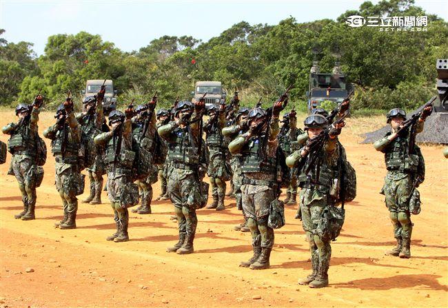 參演「長青15號操演｣的官、士、兵個人新戰鬥裝具，清一色都是國造裝備。（記者邱榮吉/攝影）