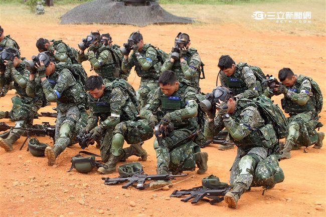 參演「長青15號操演｣的官、士、兵個人新戰鬥裝具，清一色都是國造裝備。（記者邱榮吉/攝影）