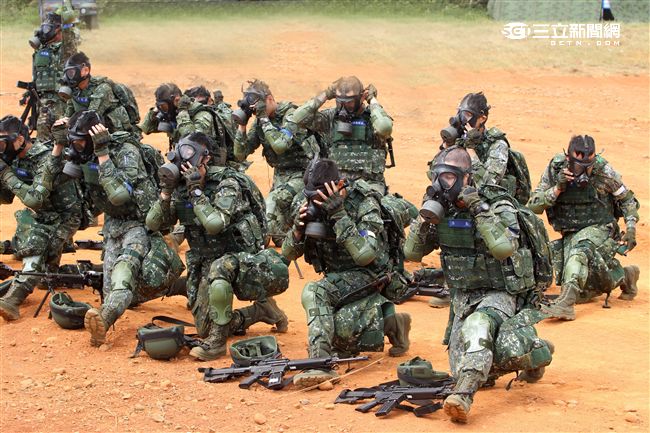 參演「長青15號操演｣的官、士、兵個人新戰鬥裝具，清一色都是國造裝備。（記者邱榮吉/攝影）