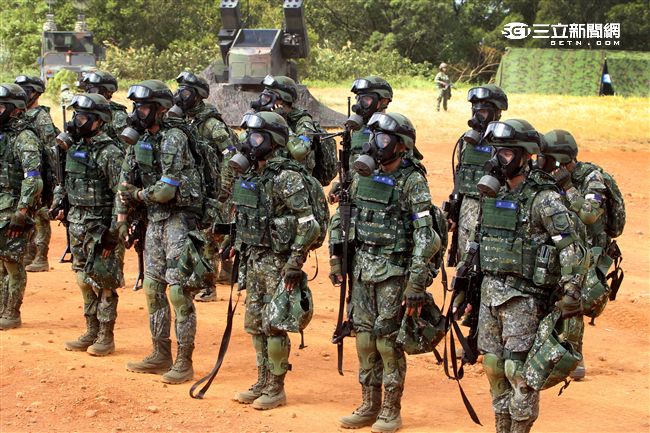 參演「長青15號操演｣的官、士、兵個人新戰鬥裝具，清一色都是國造裝備。（記者邱榮吉/攝影）