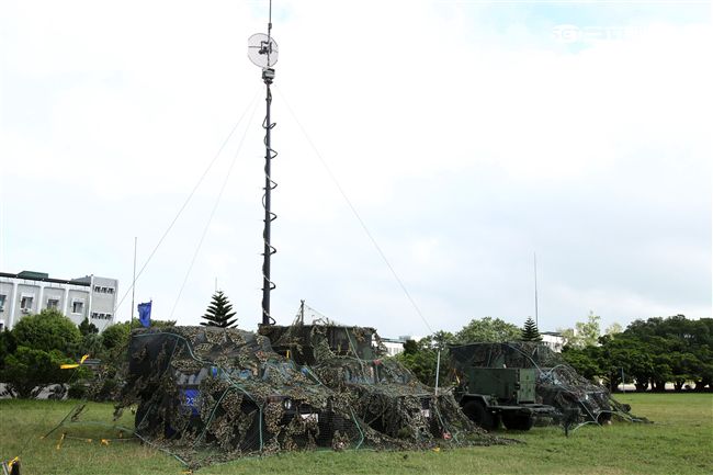 陸軍「長青15號操演｣自10月29日起至11月4日止，實兵對抗演練，由駐防新竹湖口的542裝甲旅，對抗駐守屏東萬金的234機步旅，以雲豹甲車取代履帶戰車參演。（記者邱榮吉/攝影）