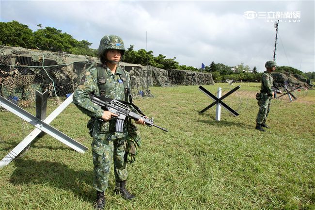 陸軍「長青15號操演｣自10月29日起至11月4日止，實兵對抗演練，由駐防新竹湖口的542裝甲旅，對抗駐守屏東萬金的234機步旅，以雲豹甲車取代履帶戰車參演。（記者邱榮吉/攝影）