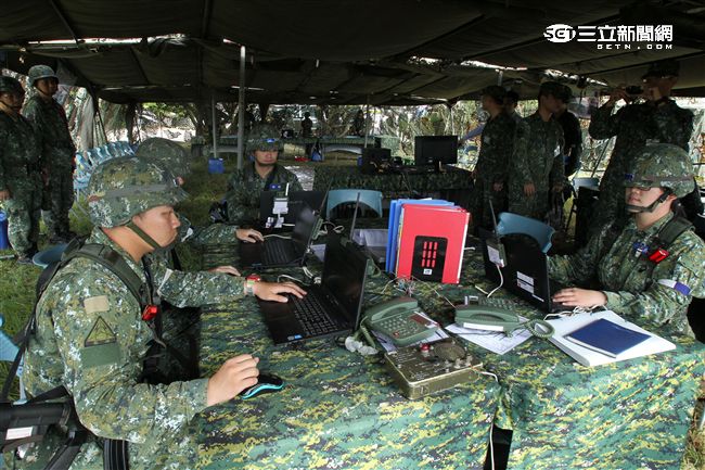 參演「長青15號操演｣的官、士、兵個人新戰鬥裝具，清一色都是國造裝備。（記者邱榮吉/攝影）