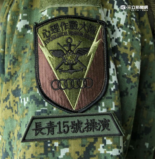 參與操演旅長特別精神動員，頒贈榮譽臂章戰志激勵。（記者邱榮吉/攝影）