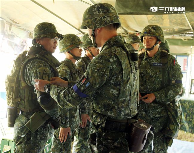 參與操演旅長特別精神動員，頒贈榮譽臂章戰志激勵。（記者邱榮吉/攝影）