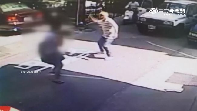 為石頭反目　男持武士刀當街砍友人