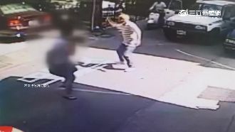 為石頭反目　男持武士刀當街砍友人