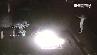 醉男想吃牢飯　警局前縱火還自喊抓我