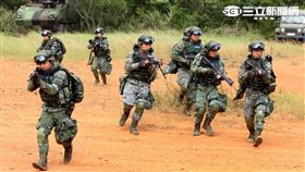 參演「長青15號操演｣的官、士、兵個人新戰鬥裝具，清一色都是國造裝備。（記者邱榮吉／攝影）