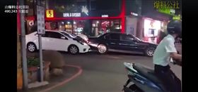 台中　東海夜市　行車糾紛　豐田　BMW 翻攝影片　爆料公社
