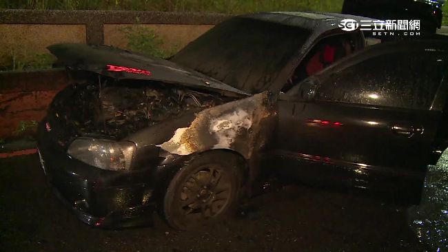 車開一半燒起來　駕駛驚嚇急跳車