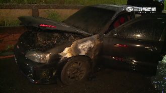 車開一半燒起來　駕駛驚嚇急跳車