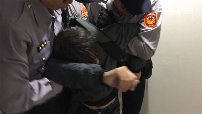 不滿綠砍七天假　青年佔柯建銘辦公室
