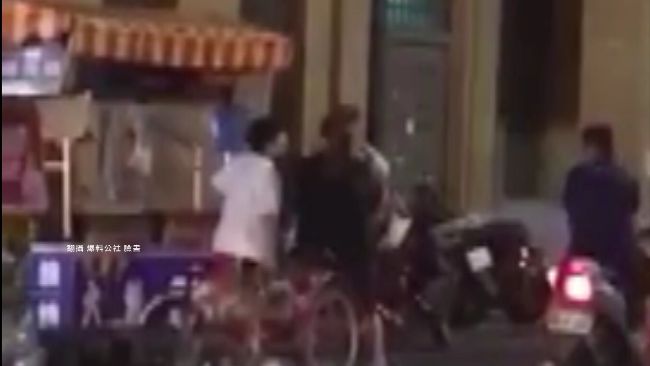只因不肯買東西　男童當街毆打母親