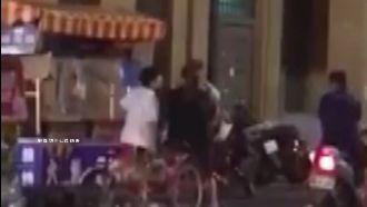 只因不肯買東西　男童當街毆打母親