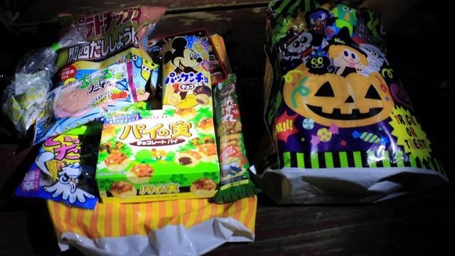 山口組用心挑糖果　今年沒缺席萬聖節